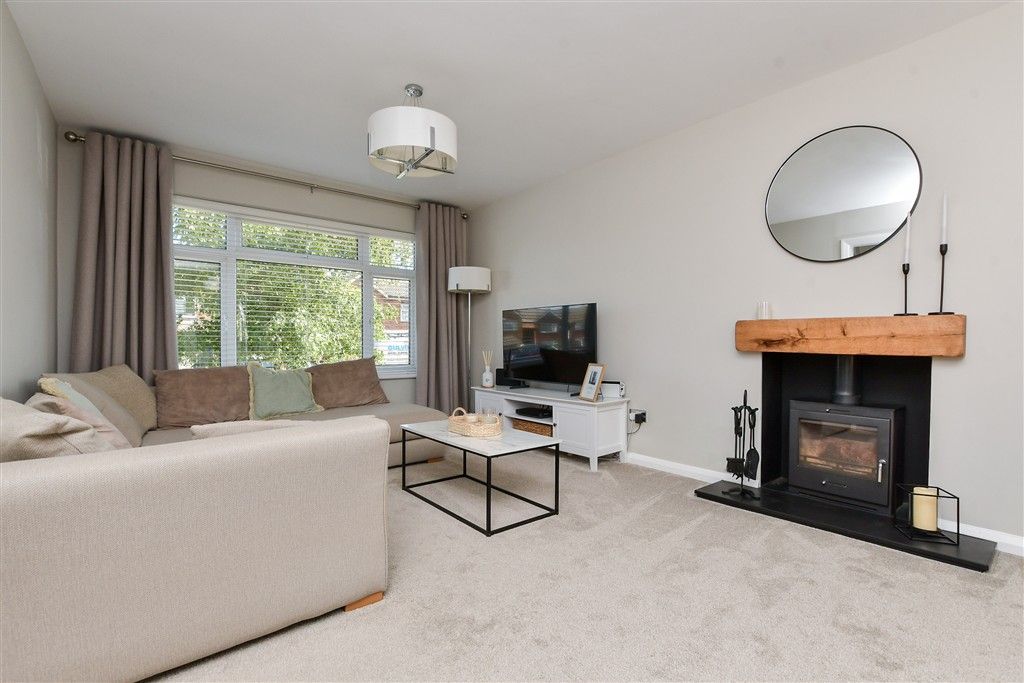Property photo 3 of 17 Lounge