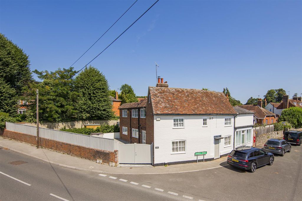 Property photo 1 of 44 Centre Of The Village