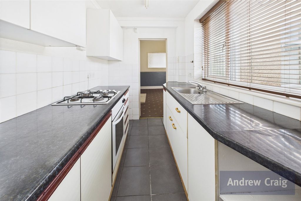 Property photo 3 of 10 Kitchen