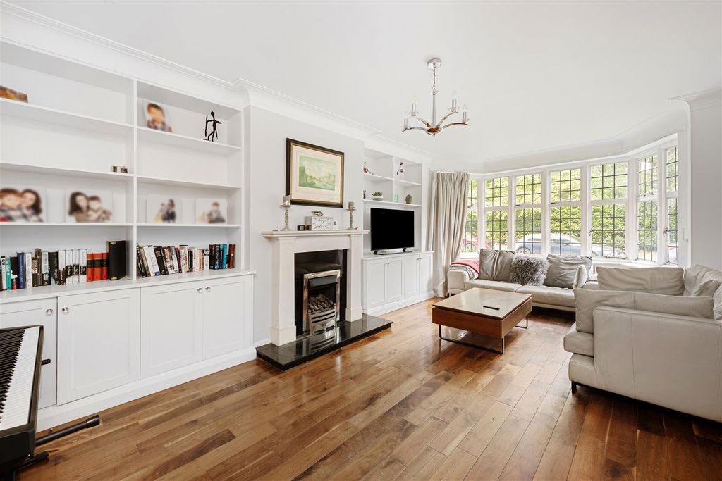 Property photo 2 of 18 Highlands Heath Hi-1.Jpg