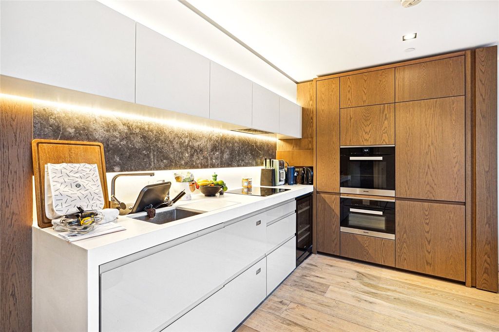 Property photo 2 of 11 Nassau Street