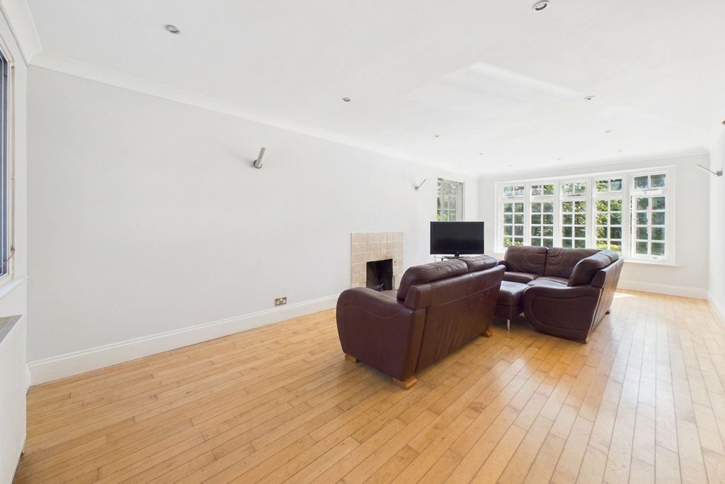 Property photo 2 of 30