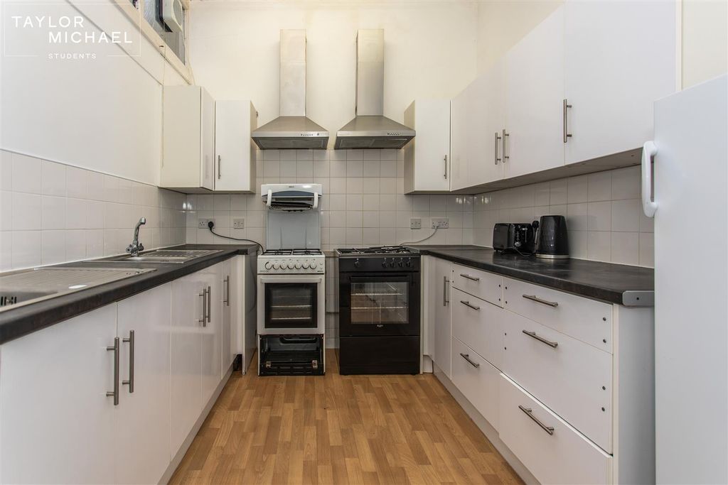 Property photo 2 of 31 Kitchen