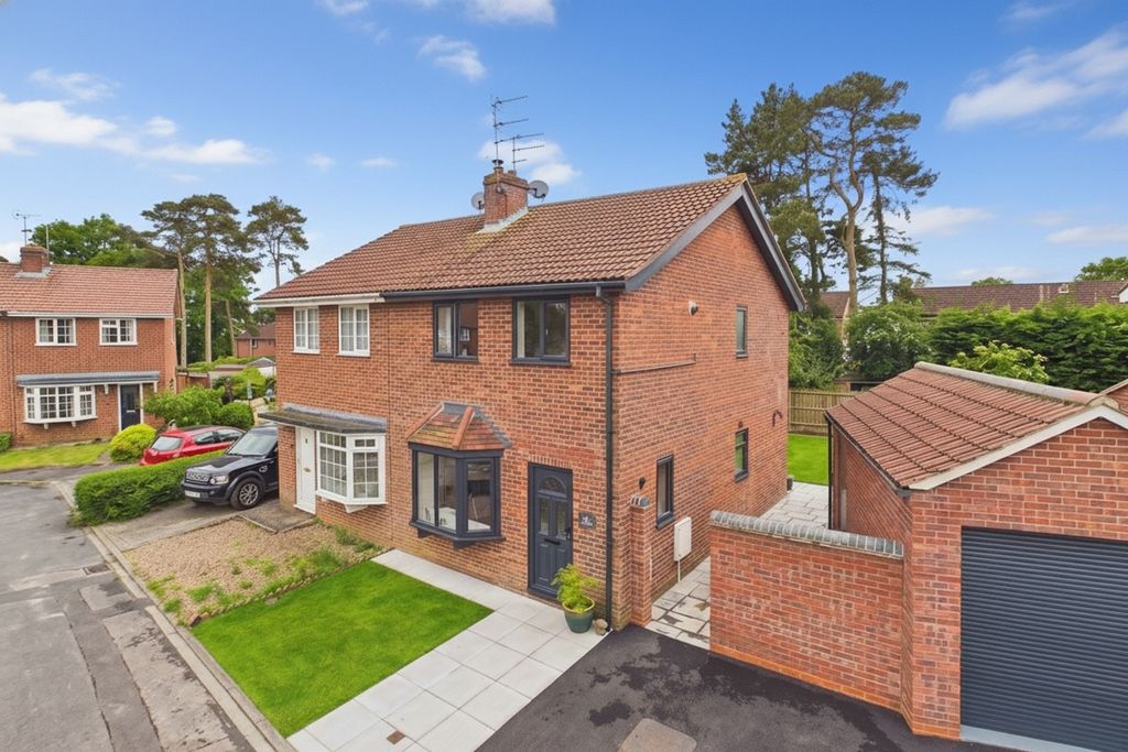 Property photo 1 of 16 14 Pinewood Close - Exterior