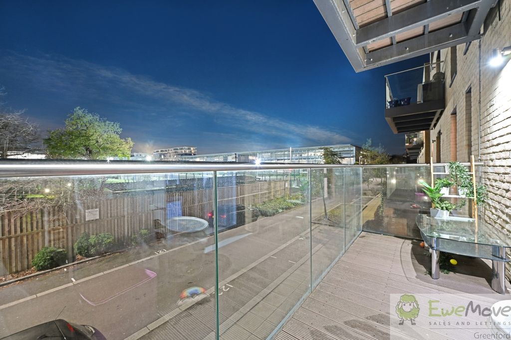 Property photo 3 of 9 Ewemove - 6 Metropolitan Court - Balcony1 (1)