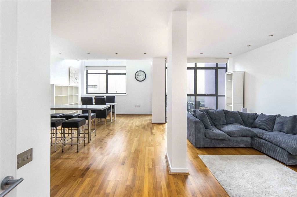 Property photo 3 of 8 Picture No. 12