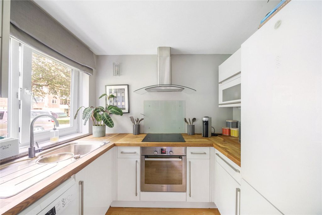 Property photo 2 of 10 Kitchen