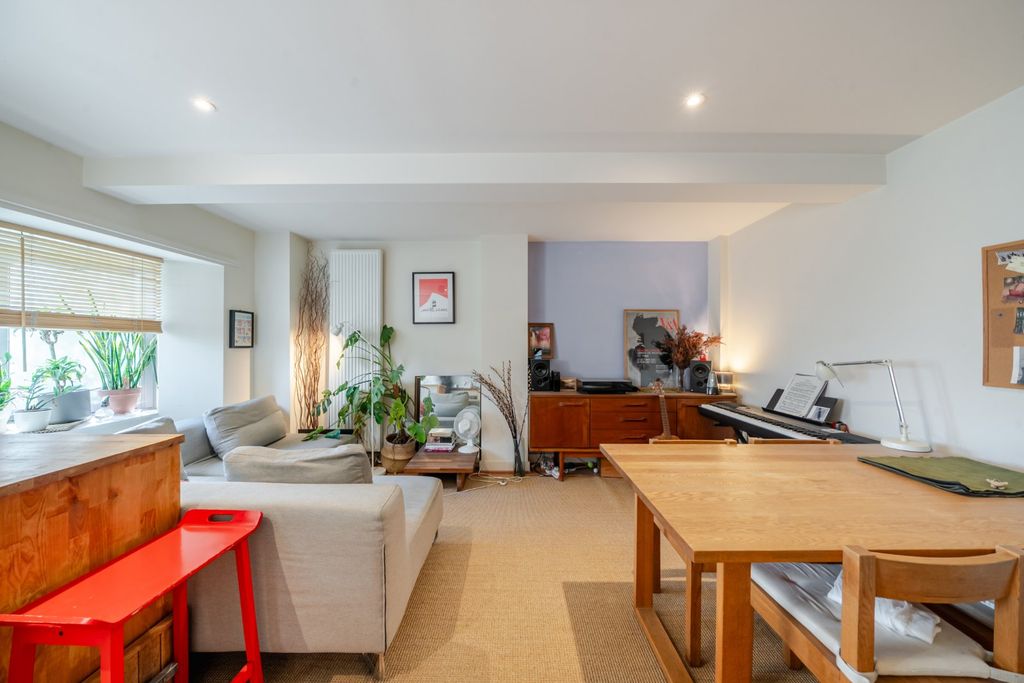 Property photo 2 of 8 Picture No. 15