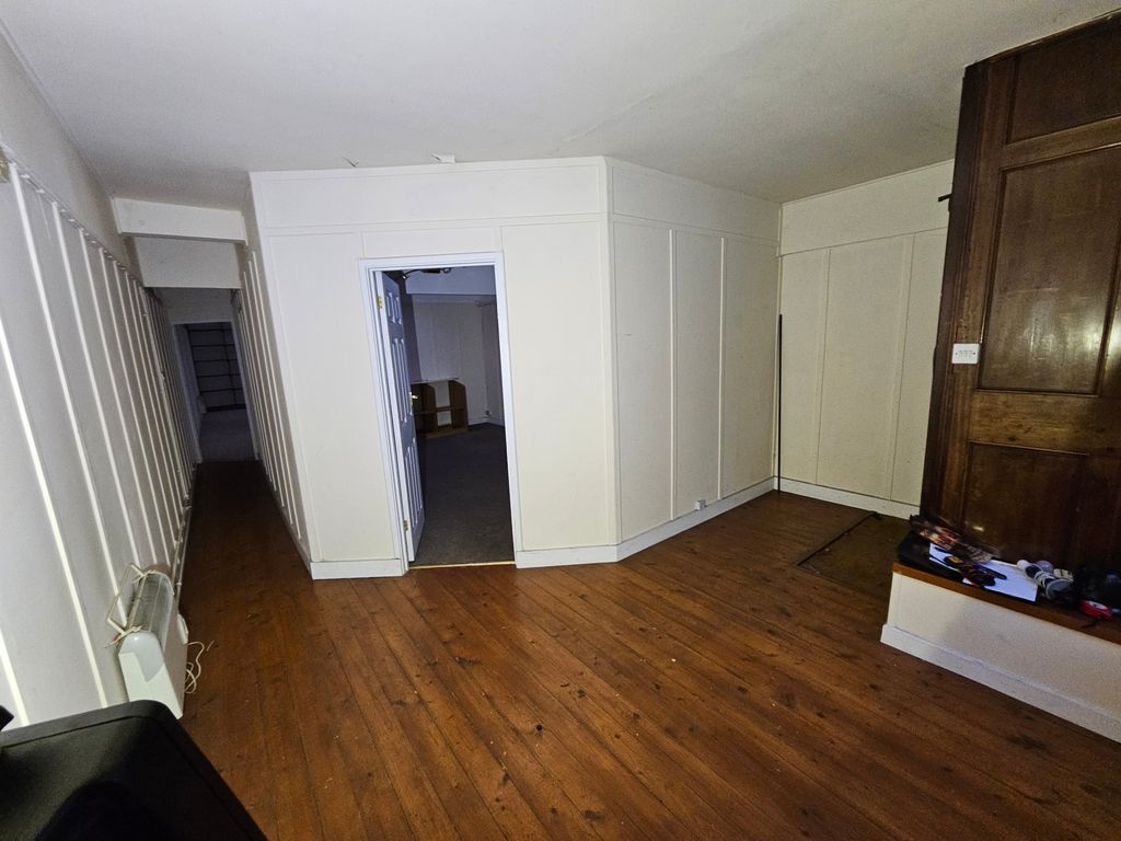 Property photo 3 of 11 Entrance Hall