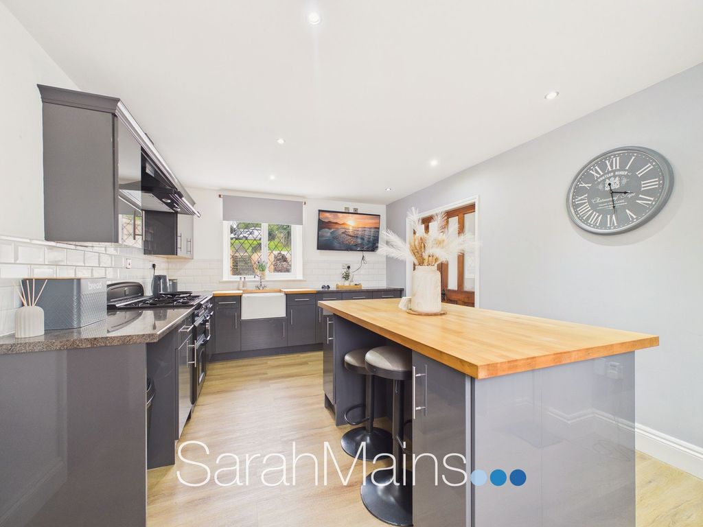 Property photo 3 of 19 Kitchen