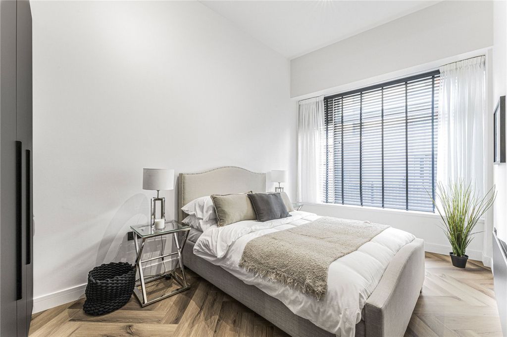 Property photo 3 of 17 Bedroom