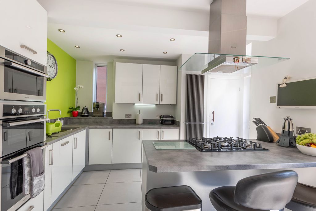 Property photo 3 of 21