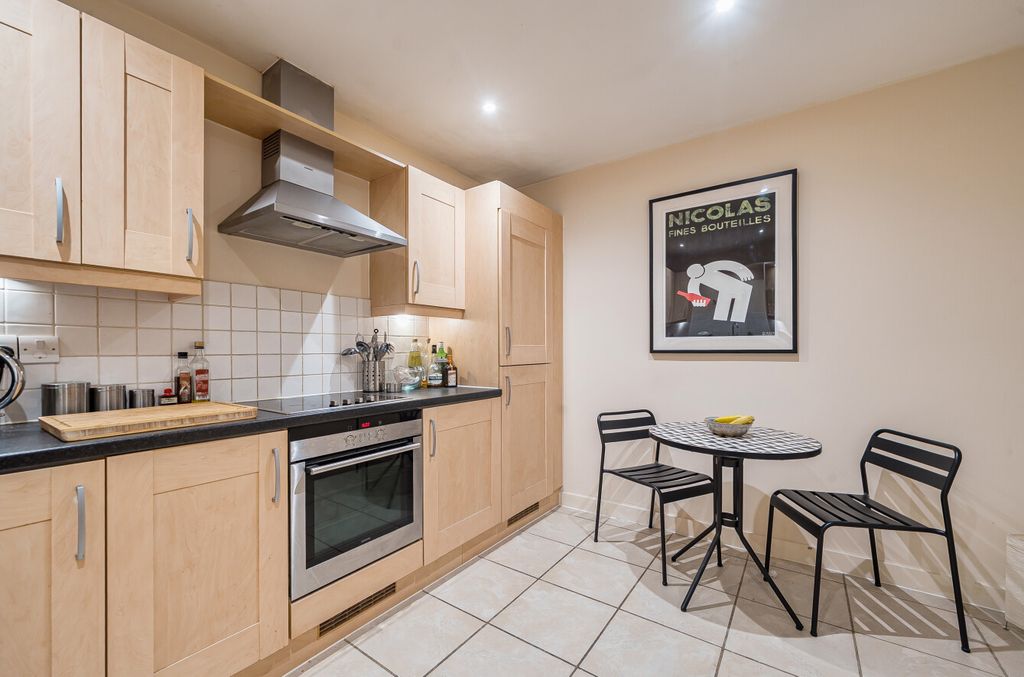 Property photo 3 of 18 1396773-10-695Fc8...