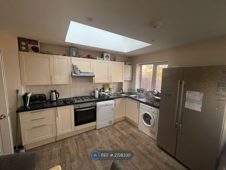 Property photo 3 of 10 Kitchen