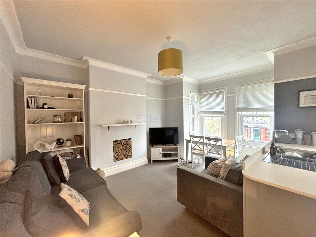 Property photo 2 of 11 Lounge/Kitchen