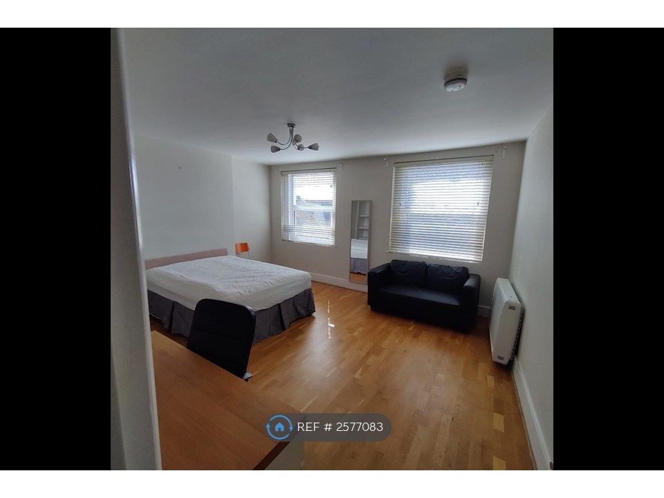 Property photo 1 of 11 Main Bedroom