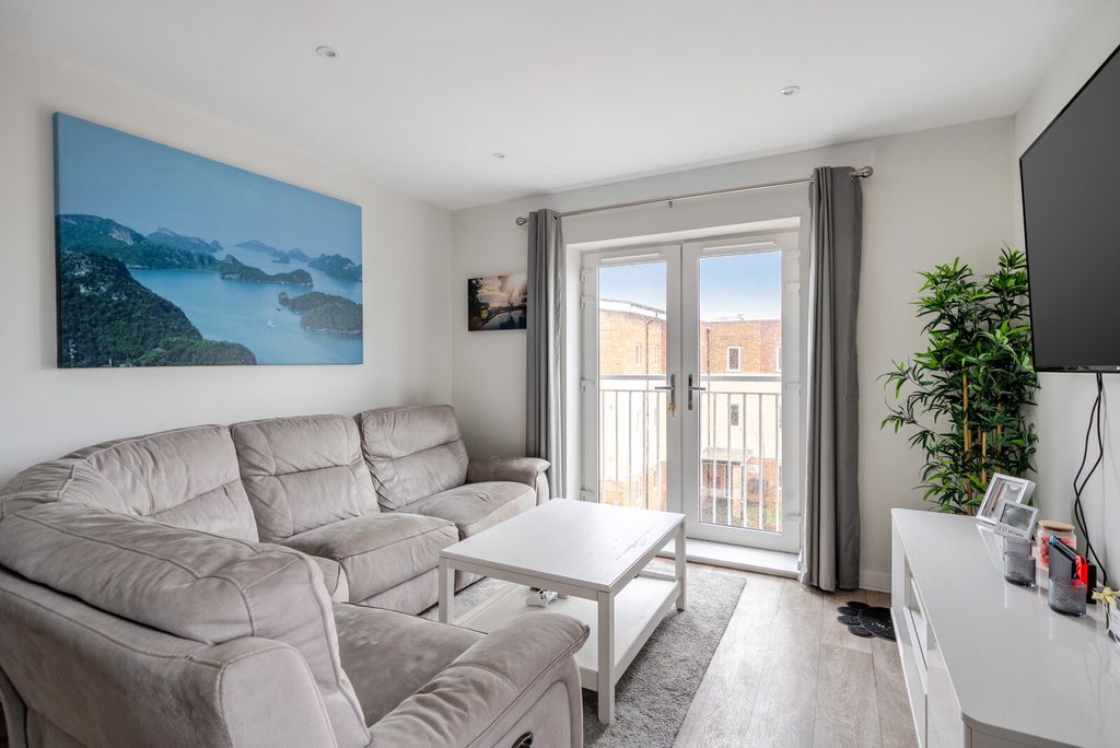 Property photo 3 of 15 1397086-14-6960d2...