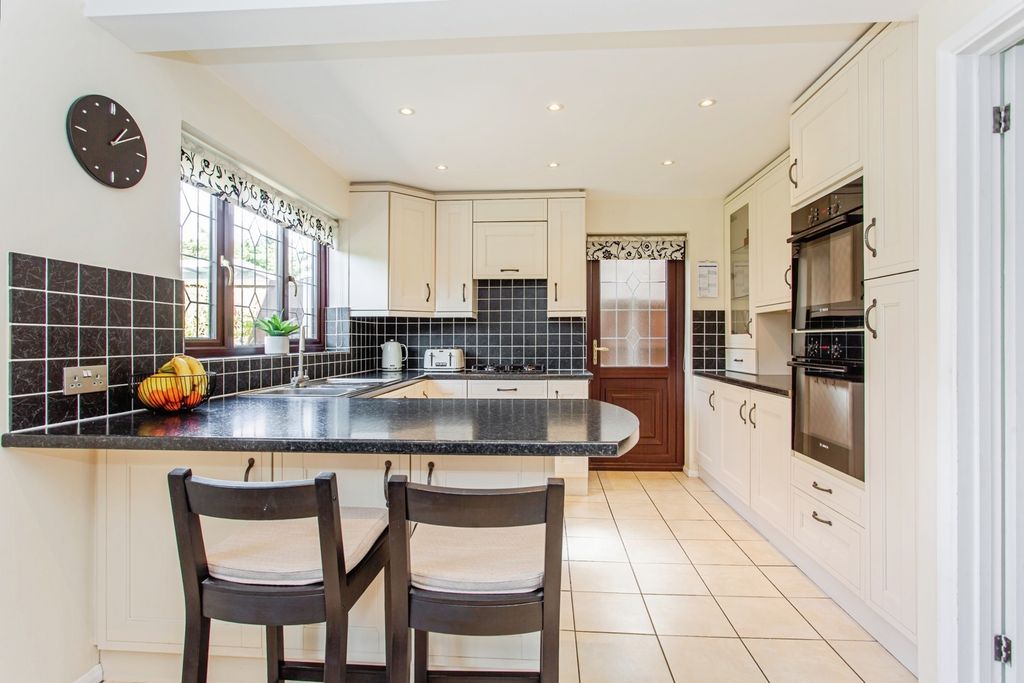 Property photo 3 of 20 Fitted Kitchen
