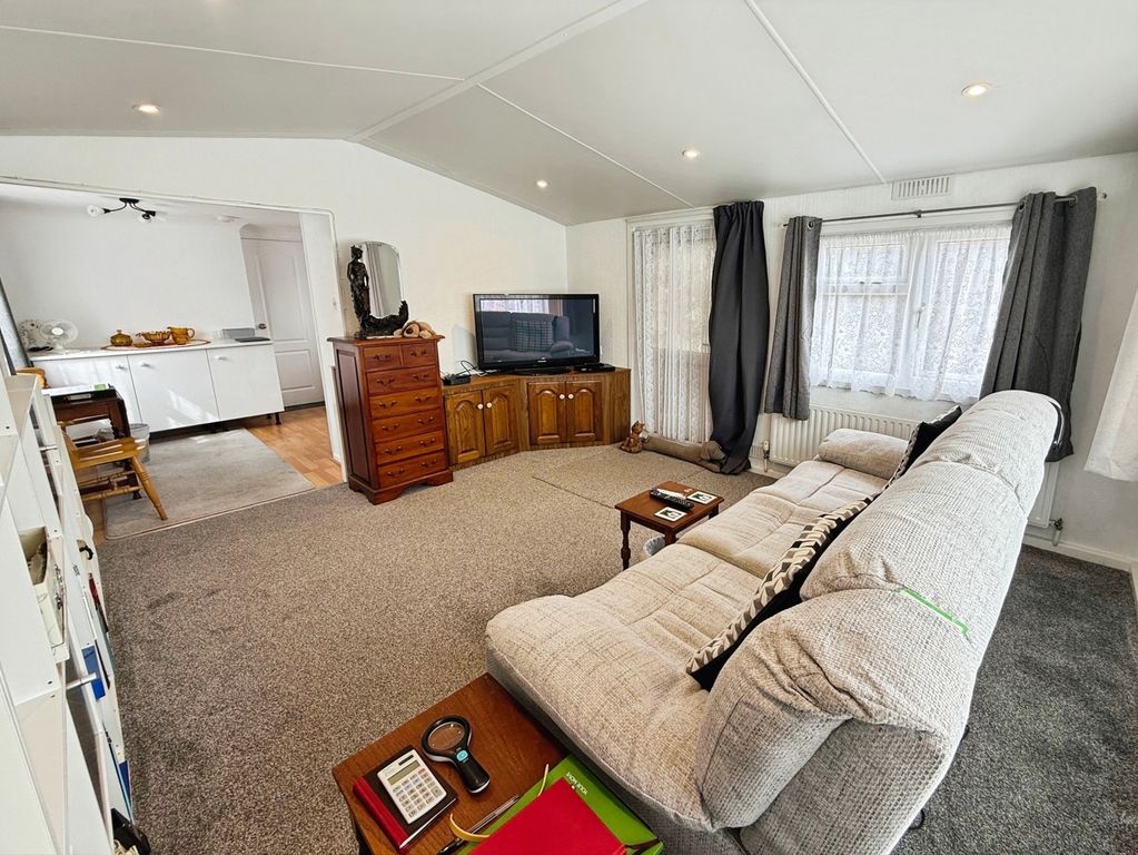 Property photo 2 of 11 Lounge