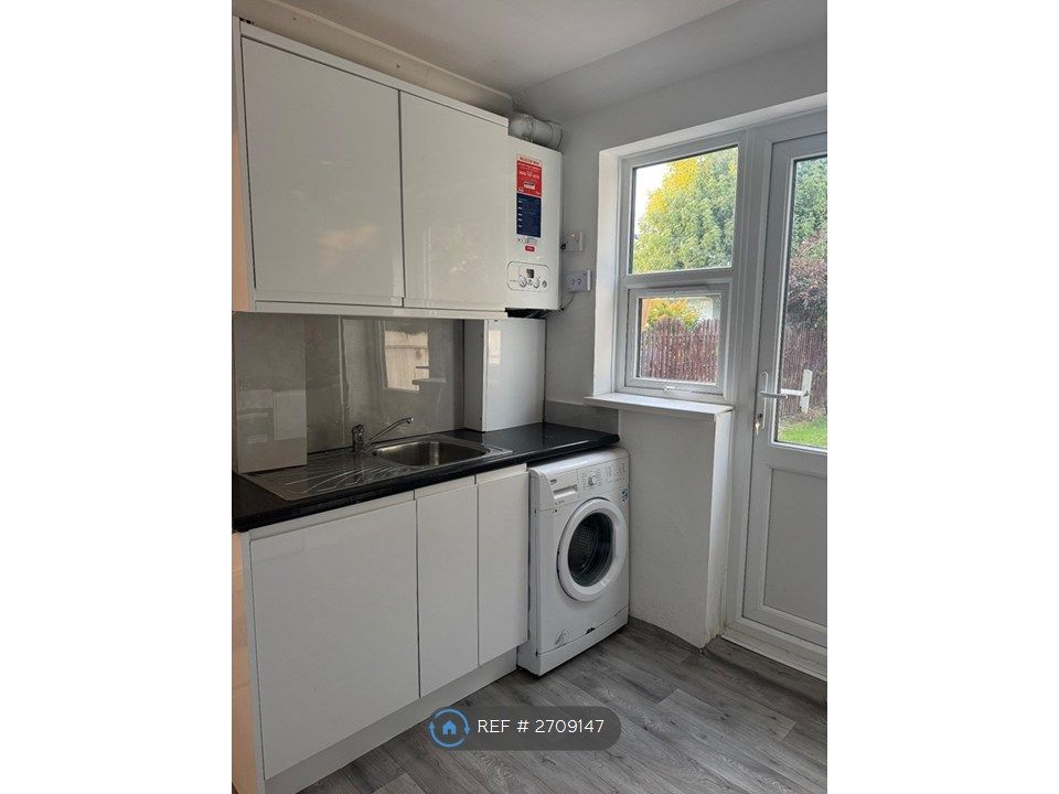 Property photo 3 of 8 Kitchen