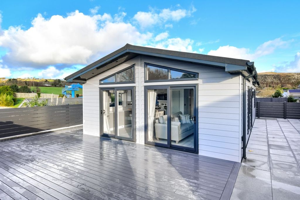 Property photo 1 of 13 02 Warren L40.Jpg