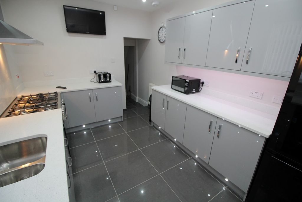 Property photo 3 of 18 Kitchen