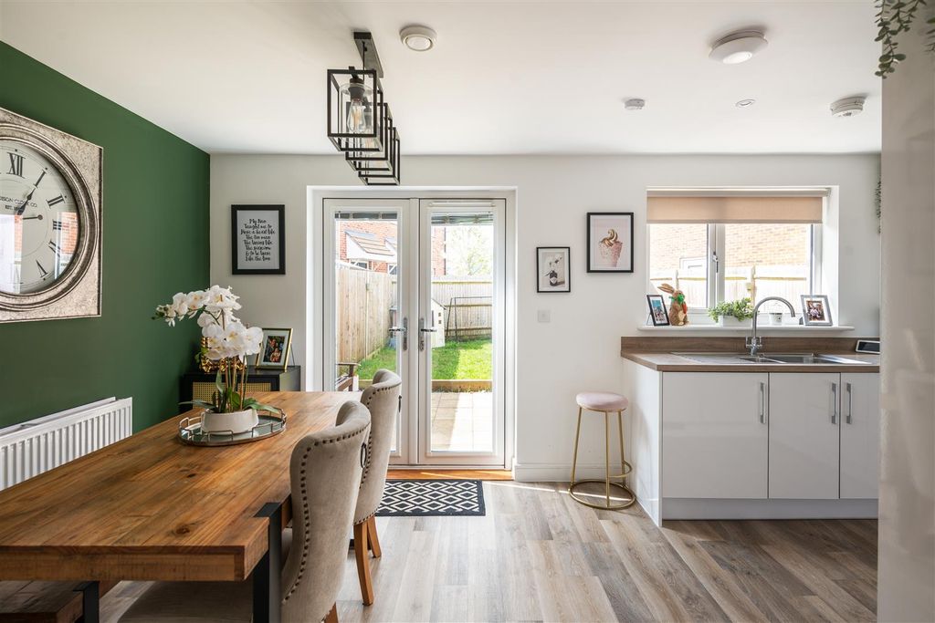 Property photo 3 of 17 68 Cornwall Avenue Internals-17.Jpg