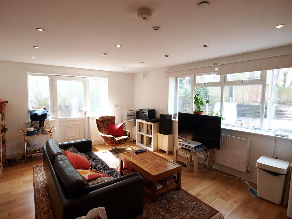 Property photo 1 of 10 Living Room