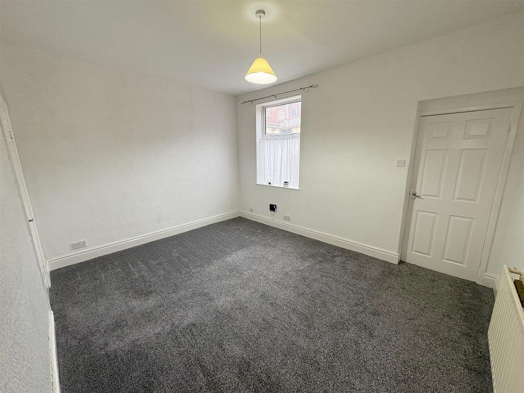 Property photo 3 of 10 Dining Room