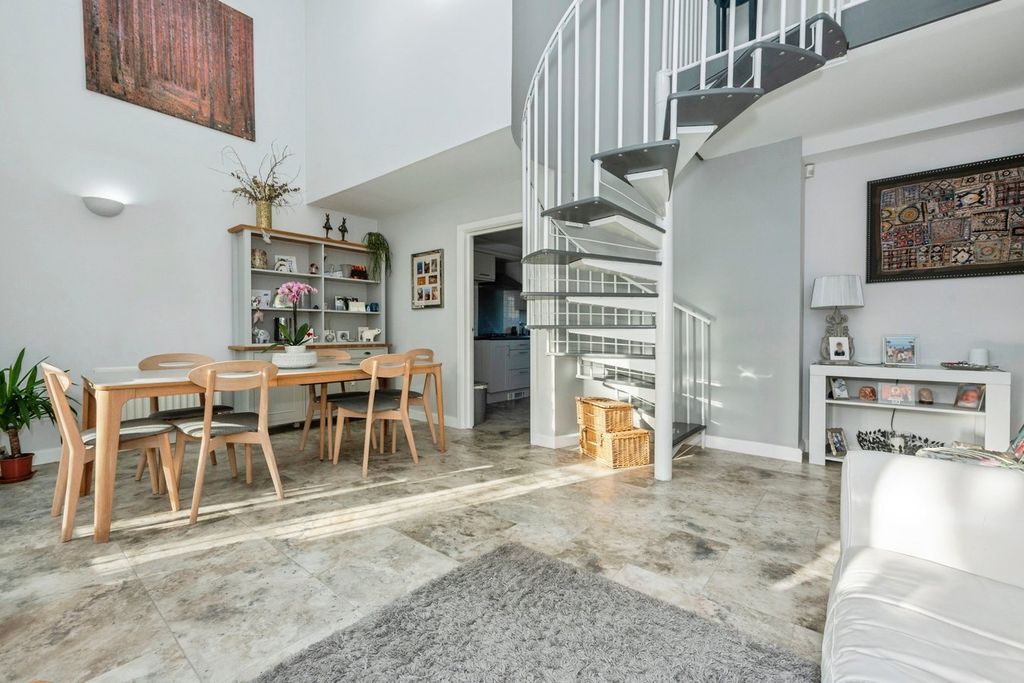 Property photo 3 of 24