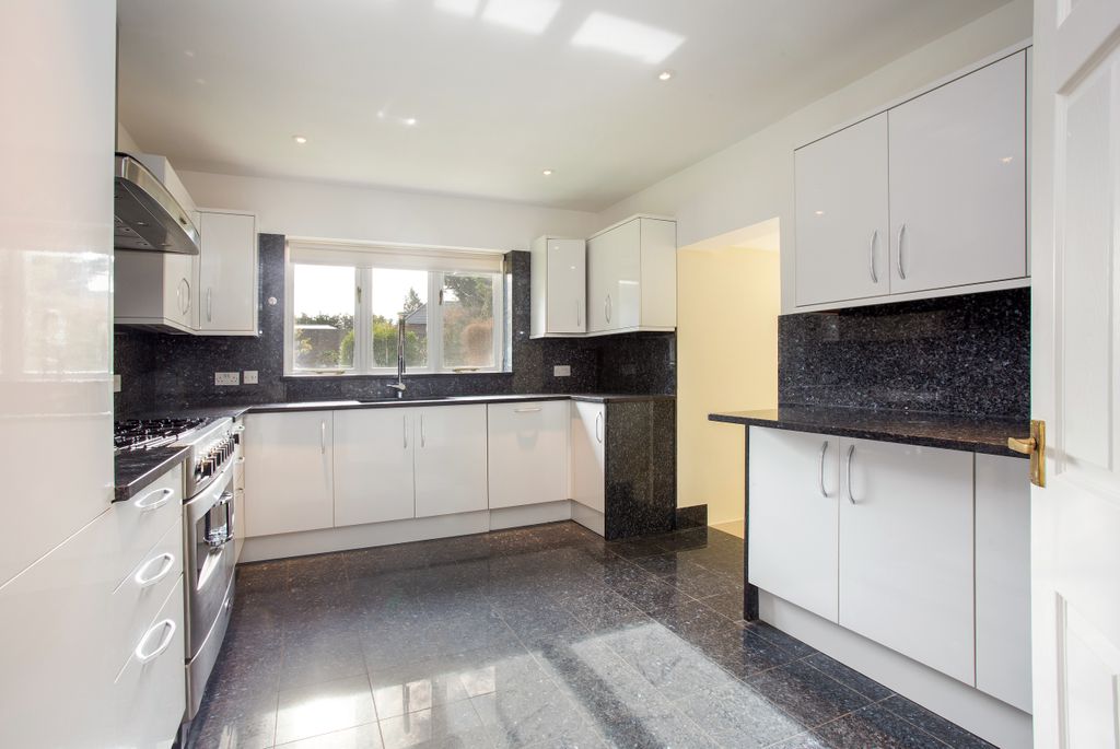 Property photo 3 of 17 4