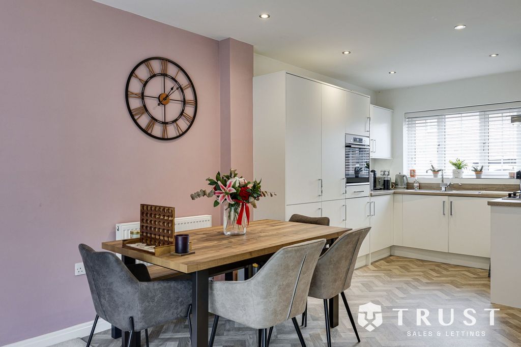 Property photo 2 of 31