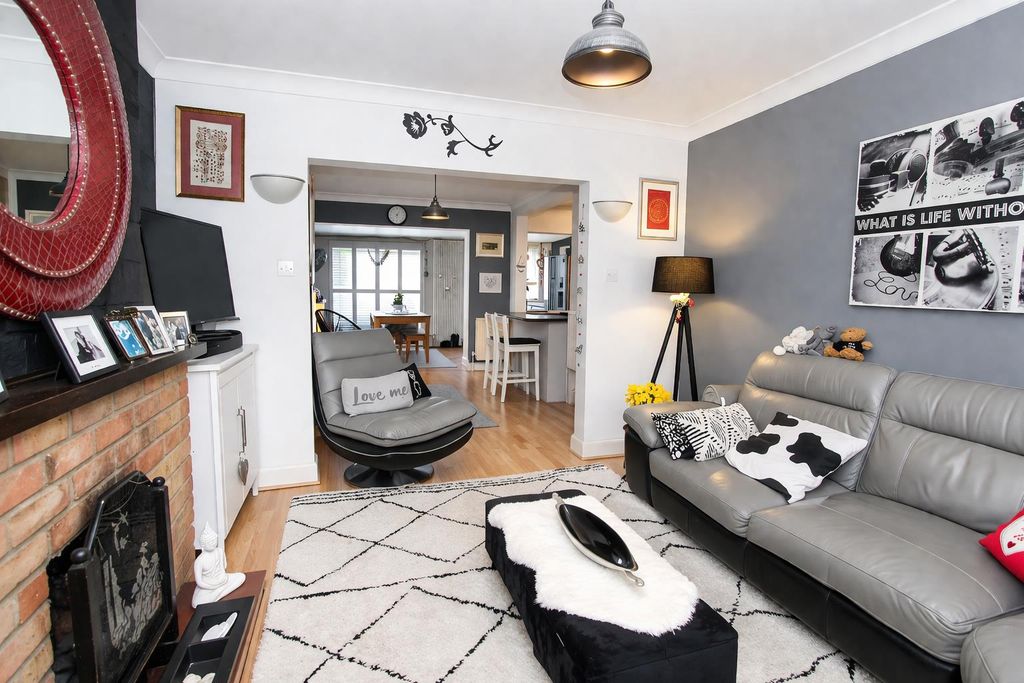 Property photo 2 of 18 Lounge B.Jpg