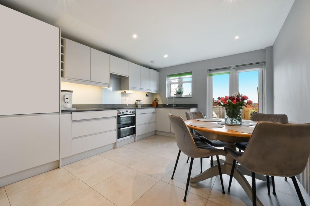 Property photo 2 of 21 Woodlands Road