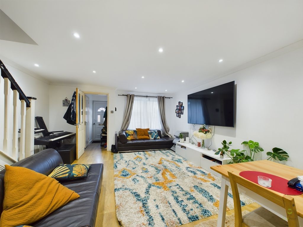 Property photo 3 of 18 Cam03418G0-Pr0019-Still002