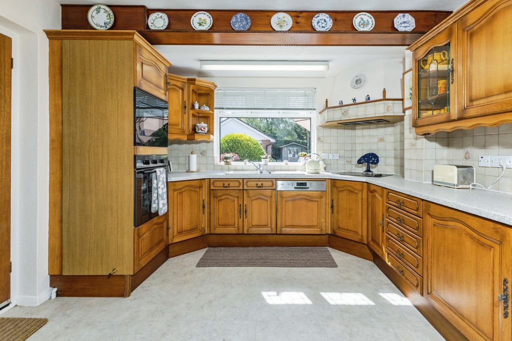 Property photo 3 of 20 Kitchen/Breakfast