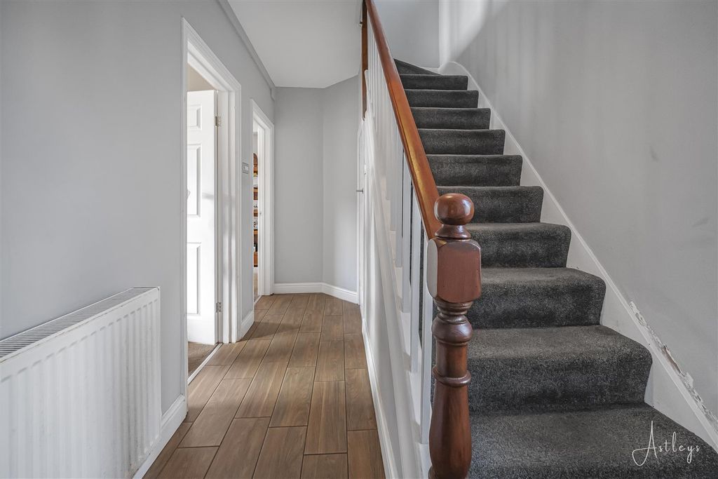 Property photo 2 of 16 Hallway