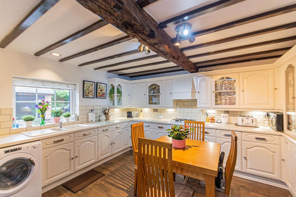 Property photo 3 of 20 Dining Kitchen