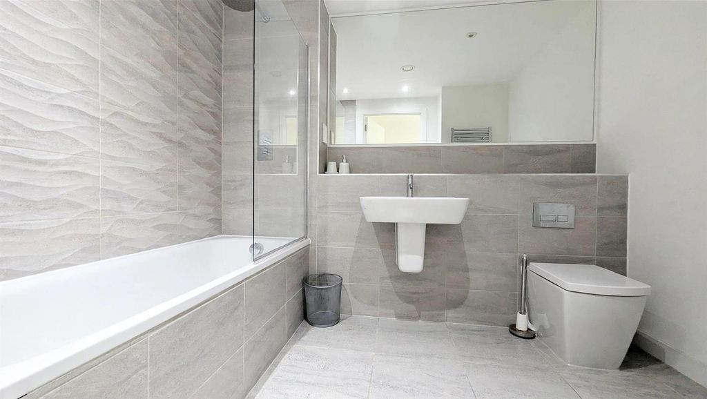 Property photo 3 of 12 Bathroom