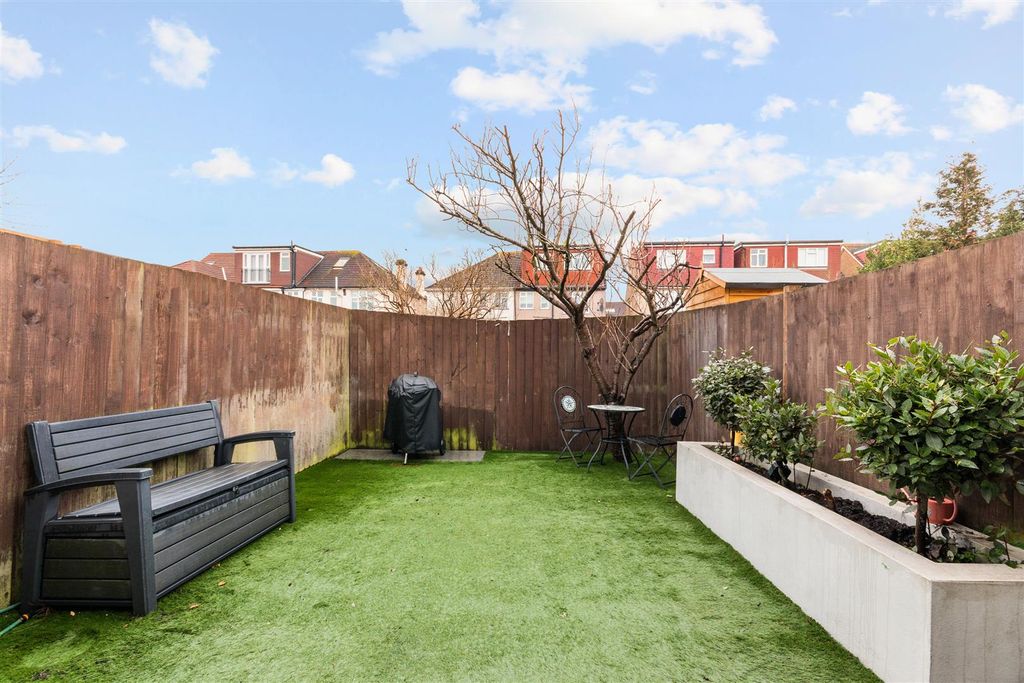 Property photo 2 of 12 Garden