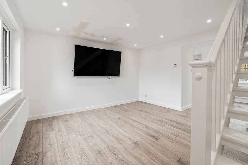 Property photo 2 of 17 Lounge