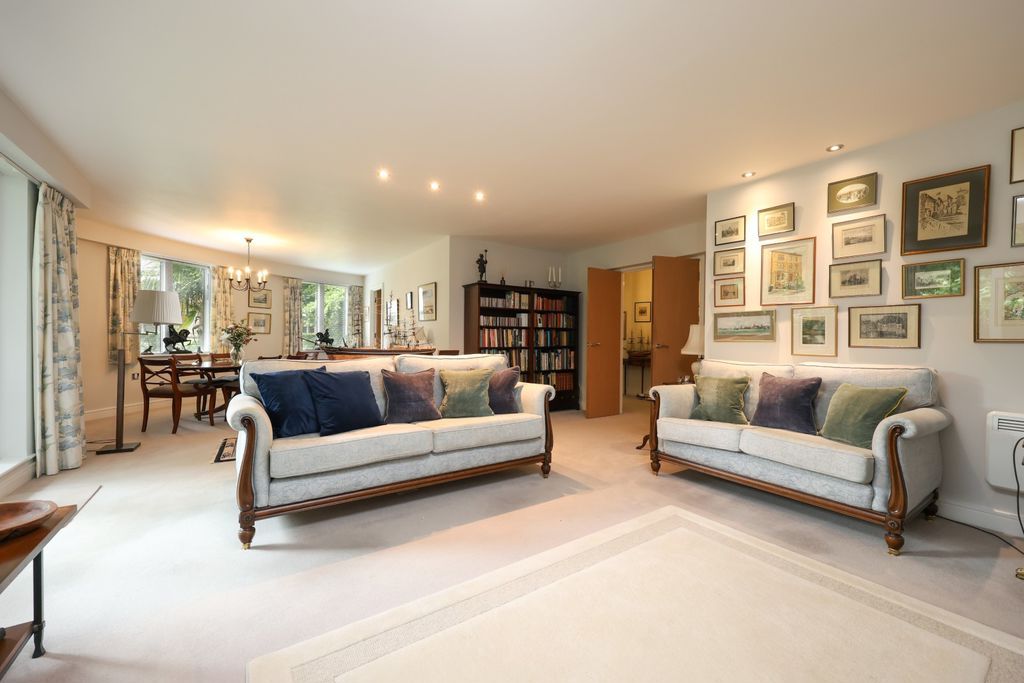 Property photo 2 of 18 Sitting Room