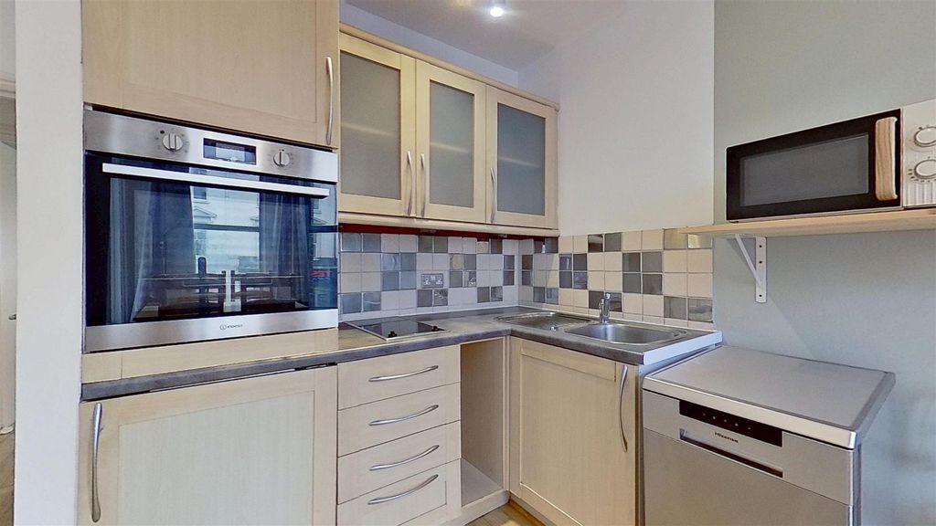 Property photo 3 of 14 Battersea-Rise-Battersea-Sw11-01222026_143830.Jpg