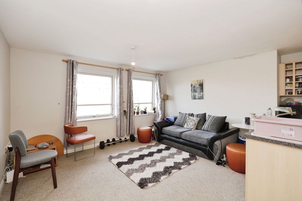 Property photo 2 of 11 Lounge