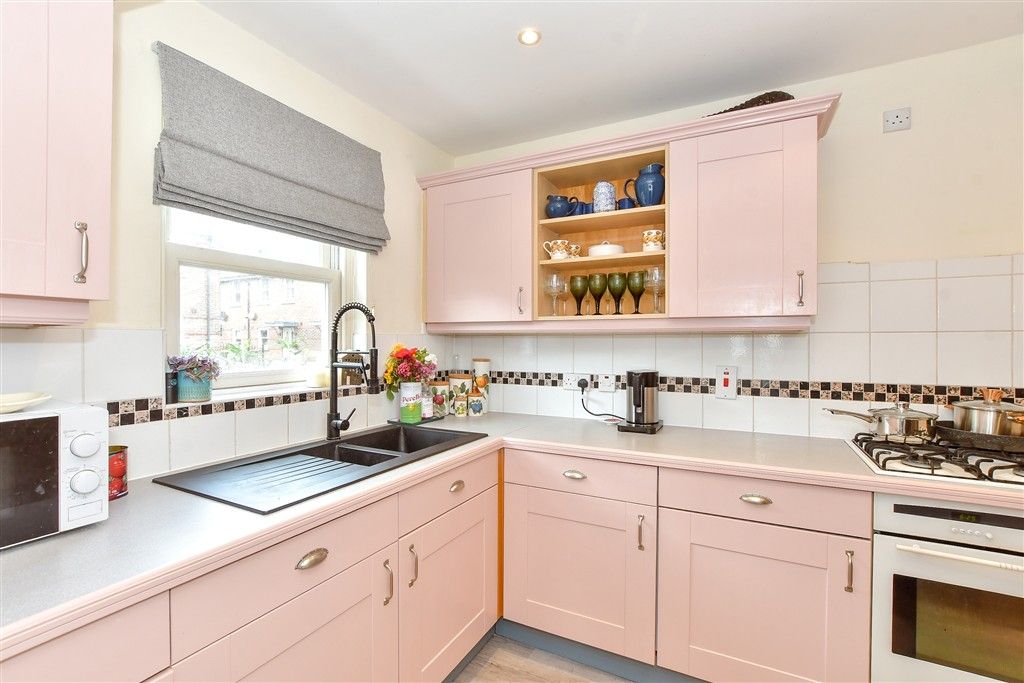 Property photo 3 of 11 Kitchen