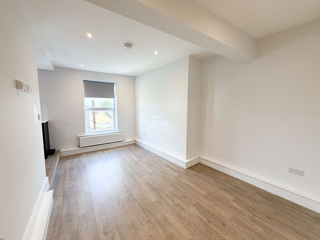 Property photo 2 of 11 High Rd Leytonstone E11