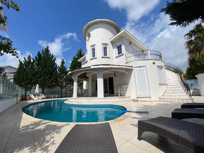 Property photo 2 of 16 A Beautiful Detached Golf Villa In Antalya For Sale - A Pretty Villa With Pool And Easy-To-Maintain Exterior