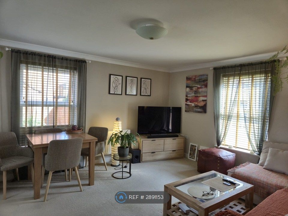 Property photo 1 of 11 Living Room