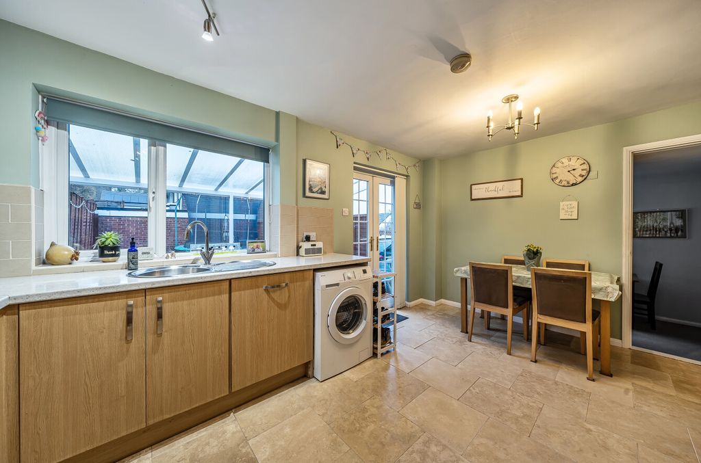 Property photo 3 of 14 1396609-7-695Fc76...