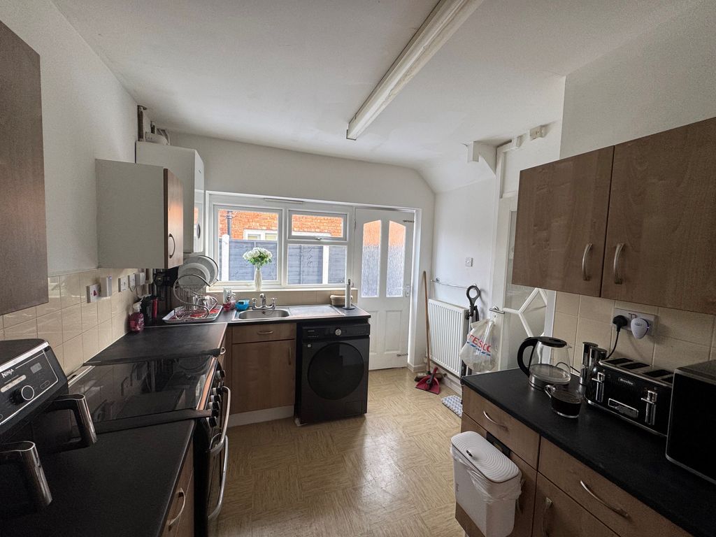 Property photo 3 of 8 Kitchen